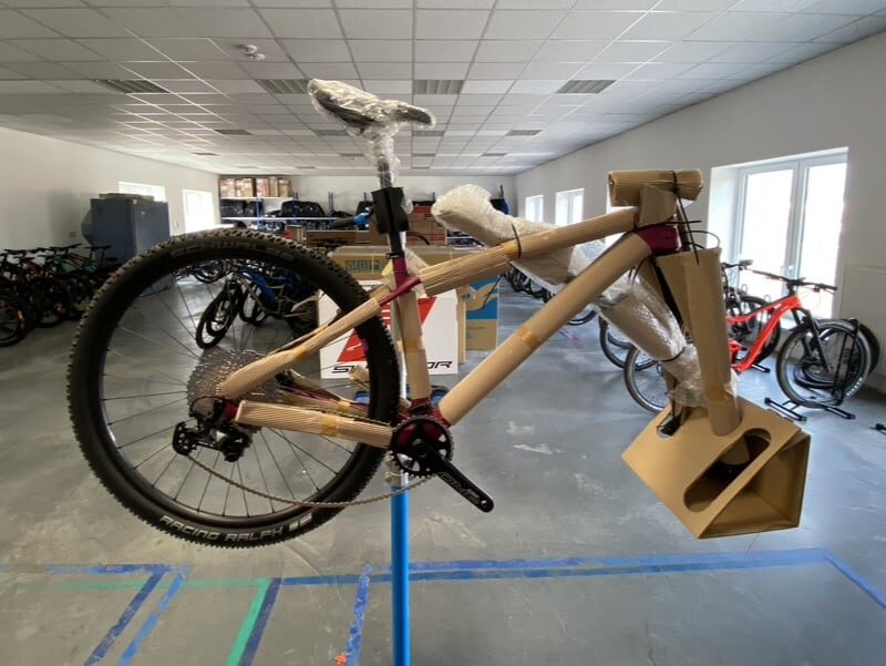 Balení kola v krabici, ochranný materiál a příslušenství včetně záručního listu
