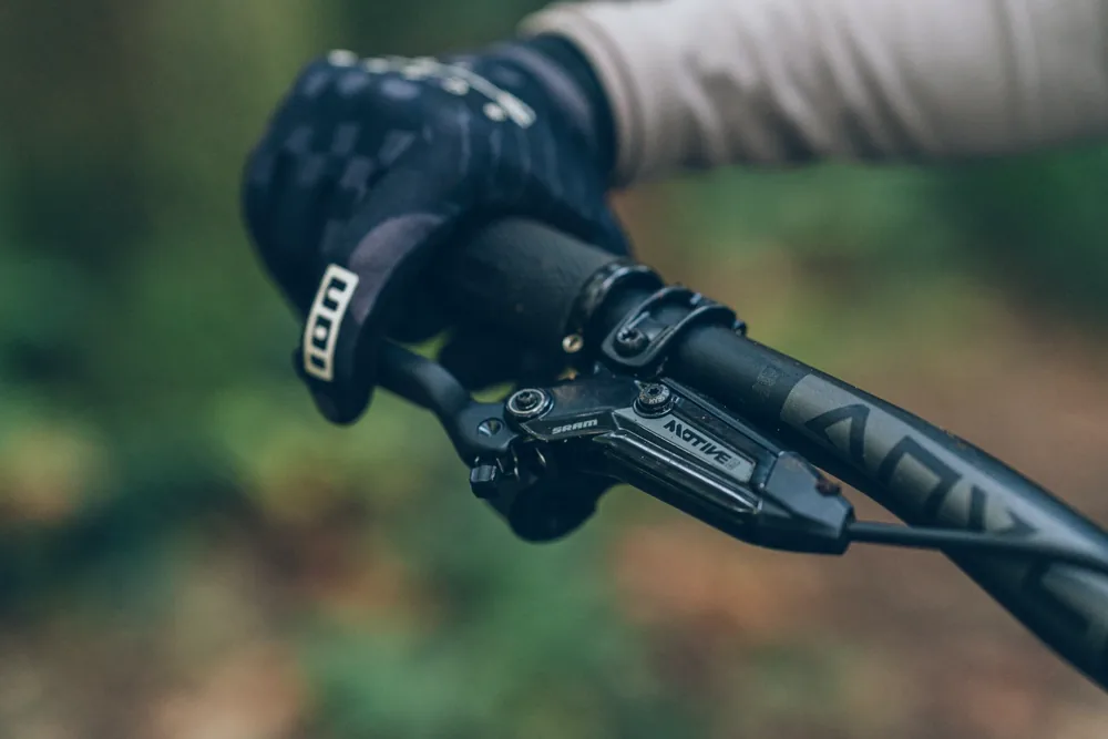 Brzda SRAM Motive na řídítkách, detail nízkoprofilové páky a vedení hadice
