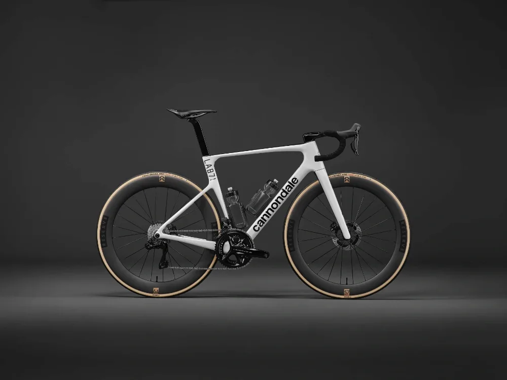 Silniční kolo Cannondale SuperSix EVO LAB71 v bílé barvě z boku