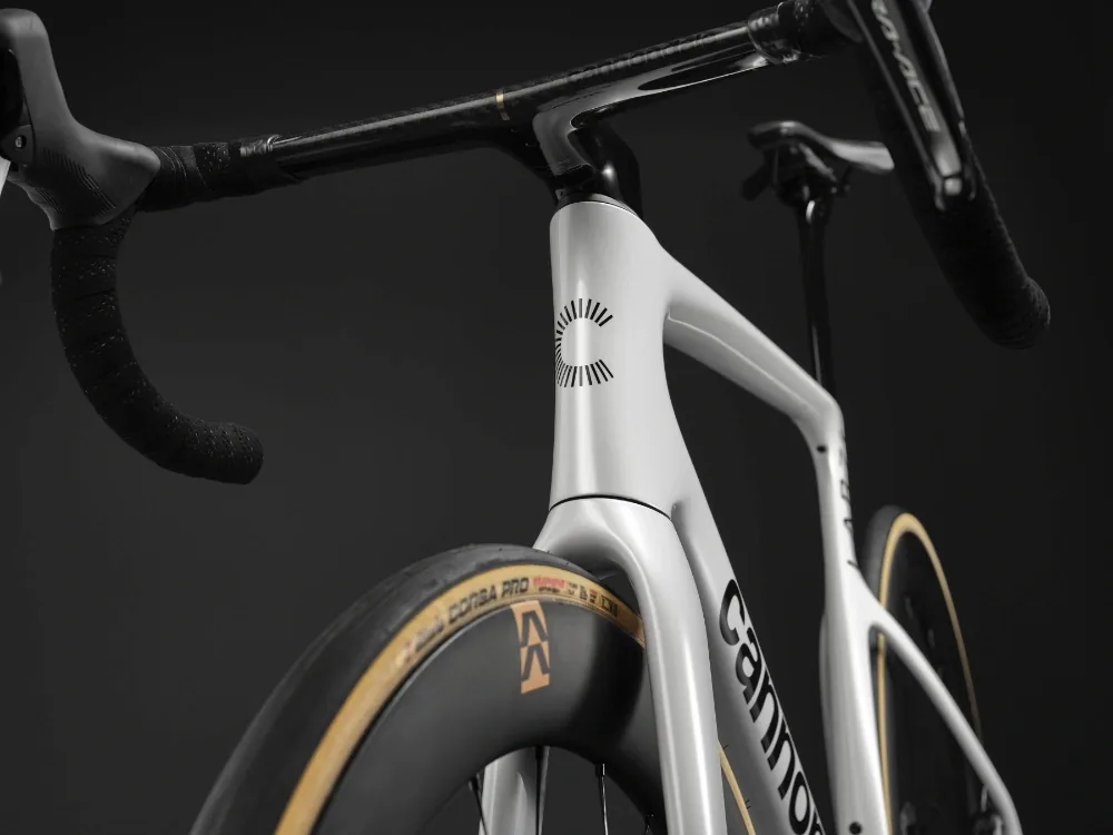 Detail řídítek silničního kola Cannondale SuperSix EVO 1 v bílé barvě