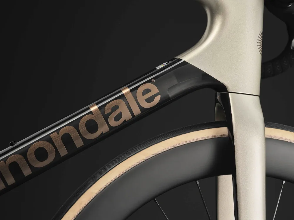 Detail rámu silničního kola Cannondale SuperSix EVO 1 v raw barvě